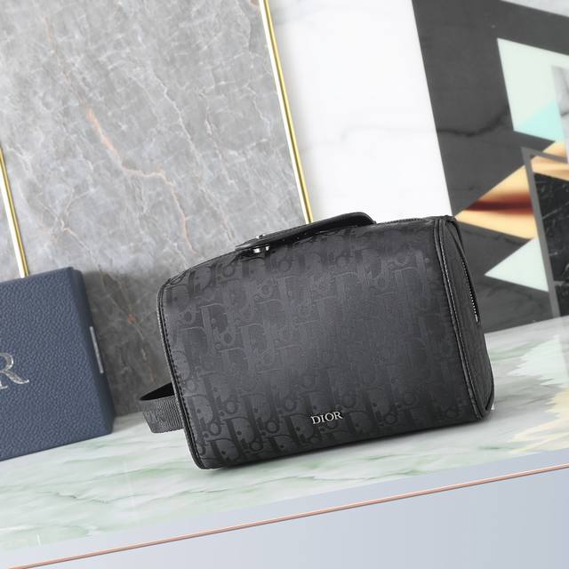 Dior Lingot洗漱包尺寸21.6×12.5×10.5 长×高×宽 黑色科技面料Oblique Mirage 编号:2Adca418Swc_H00N_Tu Dior Lingot洗漱包尺寸21.6×12.5×10.5 长×高×宽 黑色科技面料Oblique Mirage 编号:2Adca418Swc_H00N_Tu