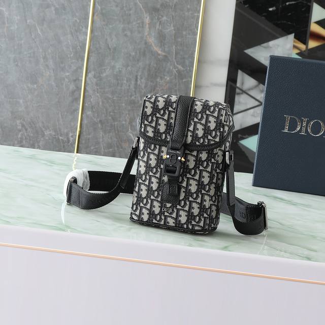 迷你 Dior Hit The Road竖版翻盖信使包米色和黑色 编号:2Htca544Yky_H27E这款竖版翻盖信使包是二零二五夏季男装系列新品，现代时尚的