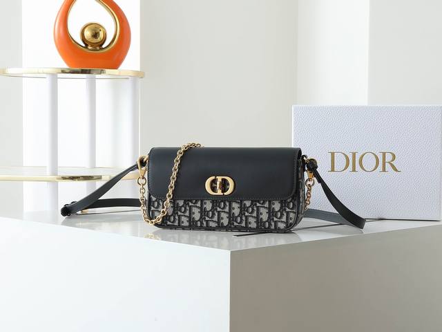 这款 30 Montaigne Avenue East-West双肩带迷你 条手袋是二零二四冬季成衣系列新品，时髦而高雅。采用蓝色Oblique 印花面料精心制