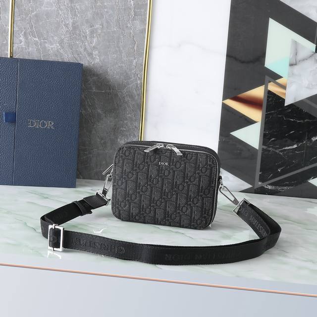 内置感应芯片专柜正品有售 顶级原单质量 Dior迪奥男士Oblique 图案手拿包 斜挎包 配专柜正品盒子 型号：2Obbc119Yse 黑布提花 正面金属覆层