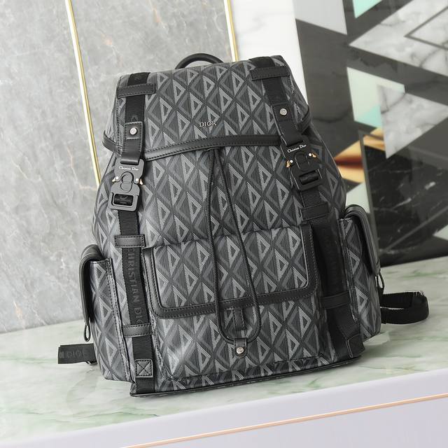 中号Dior Hit The Road 双肩黑色 Cd Diamond图案帆布和黑 P30,000编号:1Htba184Cdp_H43E尺寸:39X40X17厘