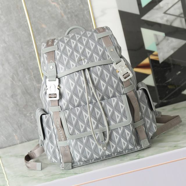 中号Dior Hit The Road 双肩迪奥灰 Cd Diamond图案帆布和 P30,000编号:1Htba184Cdp_H42E尺寸:39X40X17厘