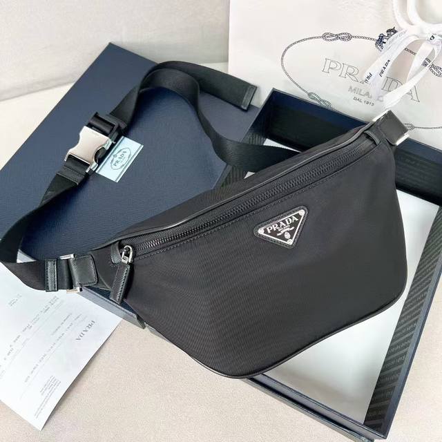 新品首发 男士新品胸包腰包2Vl033采用进口尼龙降落伞材质抛光钢质硬件 尼龙衬里单夹层可调节尼龙腰带配带扣搭内部徽标铭牌外部饰有涂珐琅三角形徽标此款兼具功能性 新品首发 男士新品胸包腰包2Vl033采用进口尼龙降落伞材质抛光钢质硬件 尼龙衬里单夹层可调节尼龙腰带配带扣搭内部徽标铭牌外部饰有涂珐琅三角形徽标此款兼具功能性