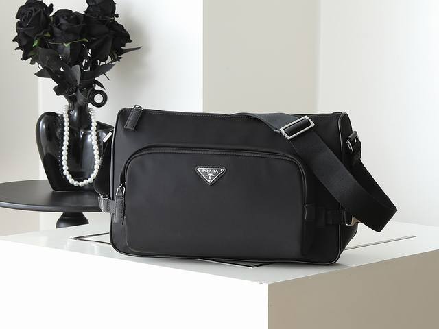 新款邮差包2Vh191大号这款单肩包的运动功能性由简约线条和实用现代细节定义。包身采用创新性的Re-Nylon再生尼龙材质打造，搭配Saffiano牛皮革细节，