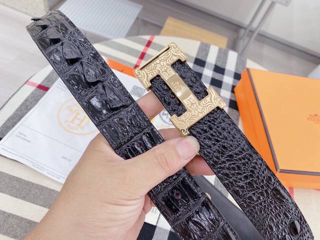爱马仕 鳄鱼采用进口牛皮压制鳄鱼骨带身。 整条不拼接 纹路清晰 强韧紧密 跟真鳄鱼皮可对比 成功男士的标配 搭配高档精钢扣，宽度3.8厘米 牛逼格 送礼自用首选