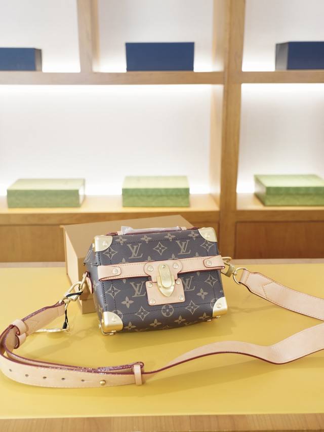 Lv 路易威登 官网同步 高版本 斜挎单肩背包 永恒不过时的标志性产品 纯原单小牛皮 顶级五金制作 非市面普通版本 贸易公司订单货 全部实拍 实用性非常高 完全