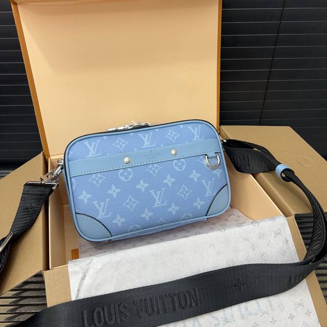 Louisvuitton 路易威登Alpha 男士单肩斜挎包 经典百搭 实物拍摄 飞机礼盒 23 X 16Cm。