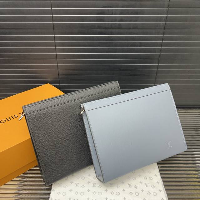 Louisvuitton 路易威登Pochette Voyage 手袋男士手拿包 洗漱包 实物拍摄 原厂原版面料 配送 礼盒 27 X 21 Cm。