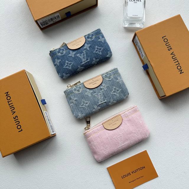 颜色 灰 粉 兰尺寸 12X7X1.5牛仔布“Pochette Cle 卡片钥匙包”采用石洗交织字母牛仔布制成，搭配鞣制皮革饰边和金色金属配件。它不仅可以用作钥