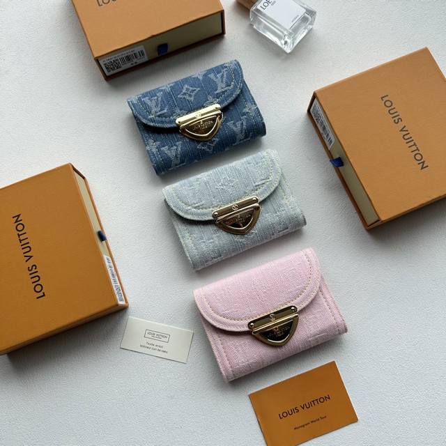 颜色 灰 粉 兰尺寸 12X9.5X1.5Portefeuille Victorine”采用石洗字母组合牛仔帆布制成，营造出休闲氛围。翻盖带有世家标志性的金色插