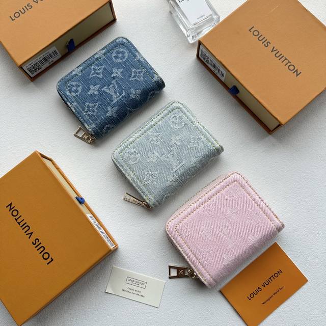 颜色 灰 粉 兰尺寸 11X8.5M82957 这款拉链零钱包以Monogram提花牛仔布打造，采用提花织物技术重新演绎经典Monogram图案，并打造出石磨水