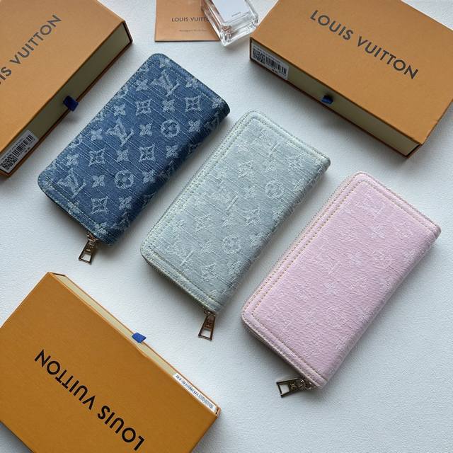 颜色 灰 粉 兰尺寸 19.5X10.5M82958 这款拉链钱包以Monogram提花牛仔布重新演绎,采用编织技术重新演绎路易威登标志性的Monogram图案 颜色 灰 粉 兰尺寸 19.5X10.5M82958 这款拉链钱包以Monogram提花牛仔布重新演绎,采用编织技术重新演绎路易威登标志性的Monogram图案