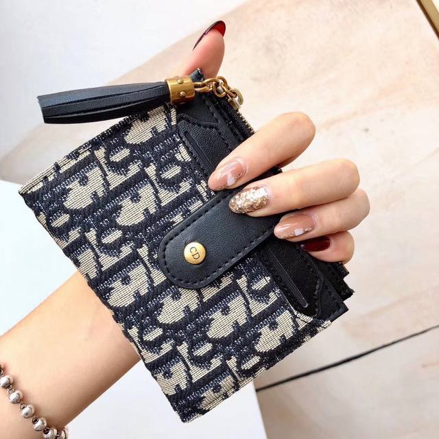 Dior 705颜色 黑色 枣红尺寸 12*9*1.5Dior专柜最新款火爆登场,做工精致,媲美专柜!多功能小钱包卡包 绝美配色,超多卡位时尚美美必备,超级实用 Dior 705颜色 黑色 枣红尺寸 12*9*1.5Dior专柜最新款火爆登场,做工精致,媲美专柜!多功能小钱包卡包 绝美配色,超多卡位时尚美美必备,超级实用