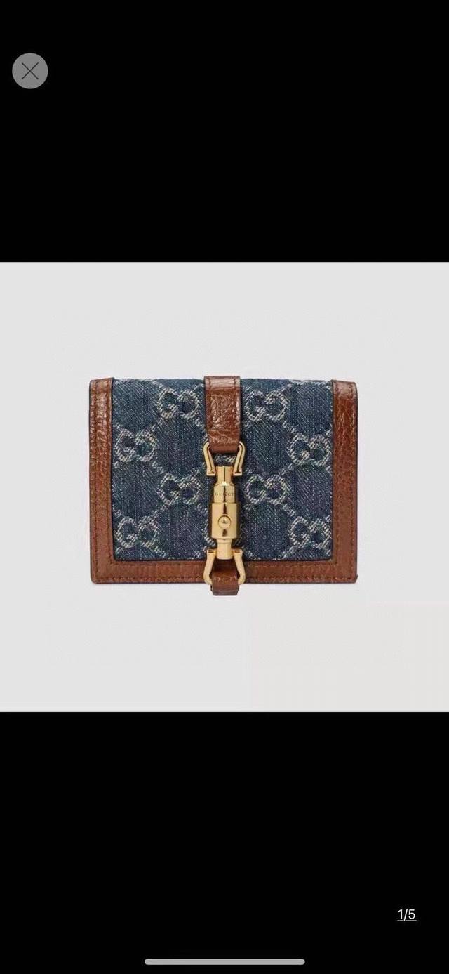 Guccl 645536颜色 棕色尺寸 11.5*8.5*3Jackie1961系列推出小巧高贵的全新卡包造型。金色调推入式锁扣，经典双G字母交织图案帆布令整款