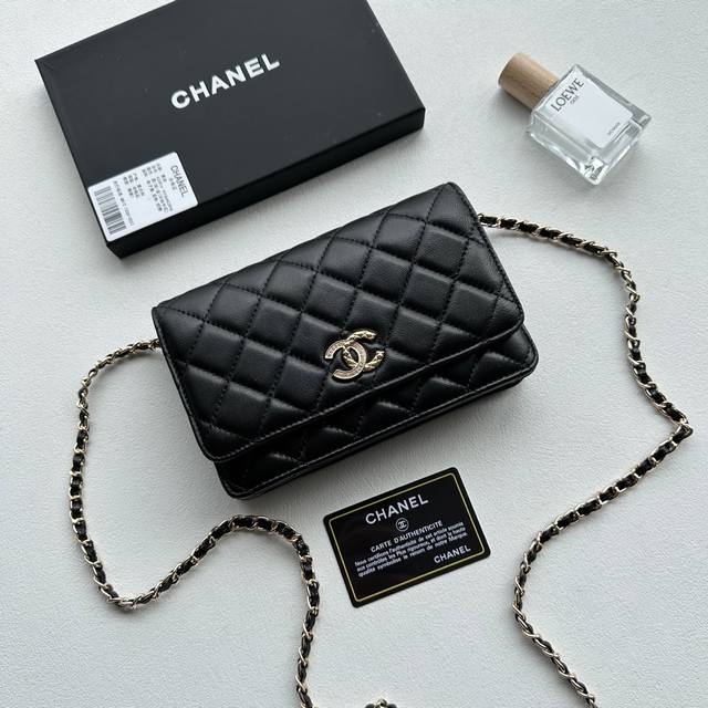 颜色 黑尺寸 20X13Woc经典发财包羊皮， 可斜挎单肩链条可收入包内作为手包使用上身后超显大气..，别看小小的，这个很能装哦，包内有卡位，拉链位，零钱位，小