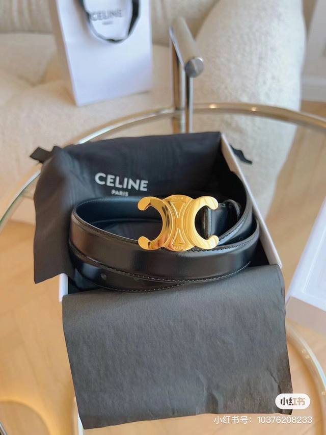 腰带对造型实在是太重要了！随便一扎，立马提高腰线，皮带作为配饰单品真心是不可缺的一个东西。这条经典的凯旋门皮带，塞琳我要吹爆她！！即使再简单单调的一身，配上她立