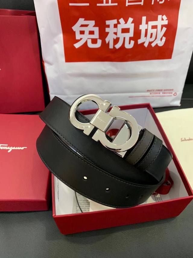 首选Ferragamo菲拉格慕 皮带将摩登设计与精湛的手工技艺完美结合 打造出风格华贵典雅,实用性和款式并重;3.5Cm宽 搭配最新原版真空电镀五金扣,不易掉色 首选Ferragamo菲拉格慕 皮带将摩登设计与精湛的手工技艺完美结合 打造出风格华贵典雅,实用性和款式并重;3.5Cm宽 搭配最新原版真空电镀五金扣,不易掉色