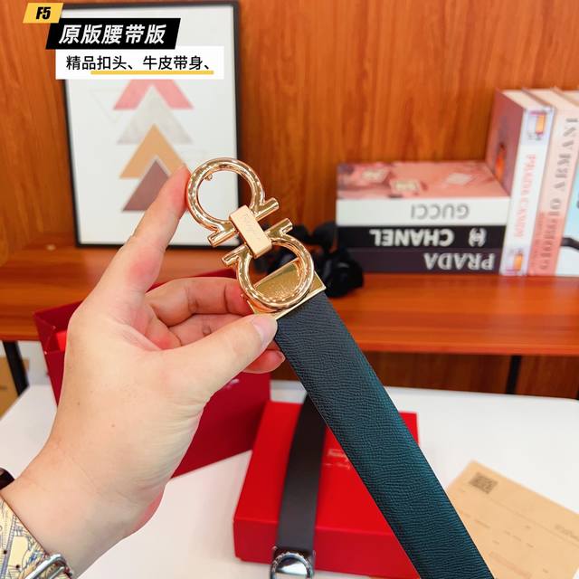 原版品质打孔品牌：菲拉F家 男款 颜色：黑扣头：金 银扣头：原版精品纯铜五金扣头 带身：原版牛皮尺寸：宽约：3.5Cm长约：95Cm-125Cm类别：打孔板扣品