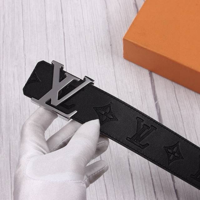 品牌:路易威登 尺寸:39Mm 正品尺寸 五金材质:专柜精品钢扣，真空电镀，工艺精细带身材质:天然双面头层牛皮、质感超赞，手感柔软，对版车线，对版线色