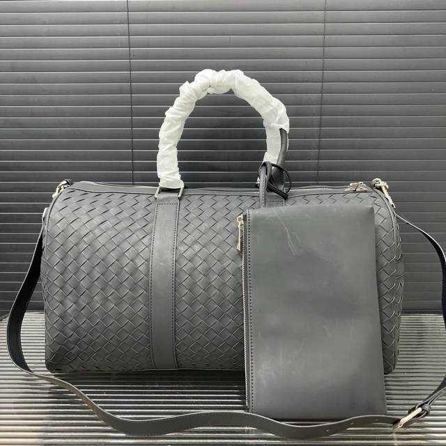 Bottega Veneta 葆蝶家Bv手工编织二合一 男士旅行袋 机场包 手提包袋经典百搭 实物拍摄 原厂原版面料 配送防尘袋 47 X 27 Cm。 Bottega Veneta 葆蝶家Bv手工编织二合一 男士旅行袋 机场包 手提包袋经典百搭 实物拍摄 原厂原版面料 配送防尘袋 47 X 27 Cm。