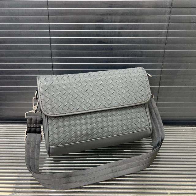 Bottega Veneta 葆蝶家手工编织男士翻盖邮差包 单肩包 斜挎包 经典百搭 实物拍摄 原厂原版面料 配送防尘袋 30 X 22 Cm。