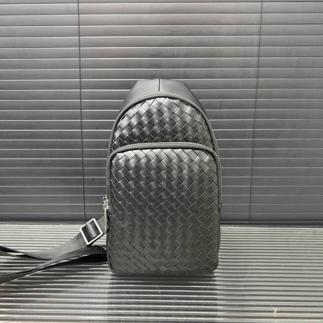 Bottega Veneta 葆蝶家手工编织男士胸包 单肩包 斜挎包 经典百搭 实物拍摄 原厂原版面料 配送防尘袋 礼盒 30 X 16 Cm。