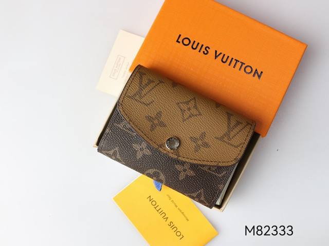 颜色 黄花尺寸 12X9Victorine 钱夹！拼合 Monogram 和 Monogram Reverse 帆布 以精巧信封式设计开启充裕空间 囊括钞票隔层