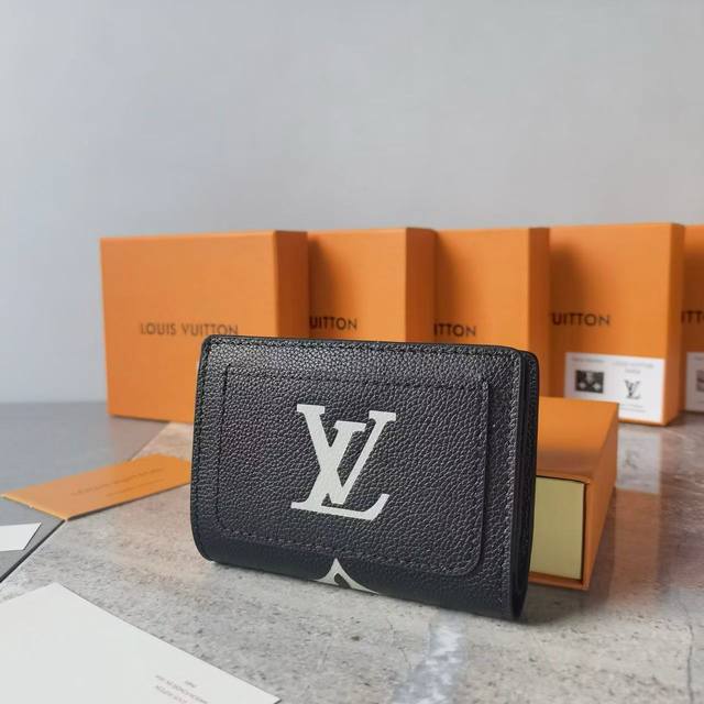 颜色 黑 白 灰尺寸 11X8.5用柔软的Monogram Unplant皮革更新的“Portefeuille Claire”。纹理美丽的牛皮皮革上，用双色装饰