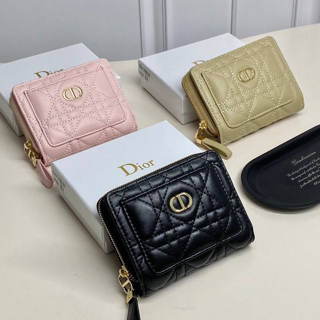 颜色 黑色 杏色 粉色尺寸 13.5*9.5*3.5型号798专柜最新款火爆登场！采用进口牛皮，做工精致， 媲美专柜！多功能小钱包，内隔丰富，超级实用！