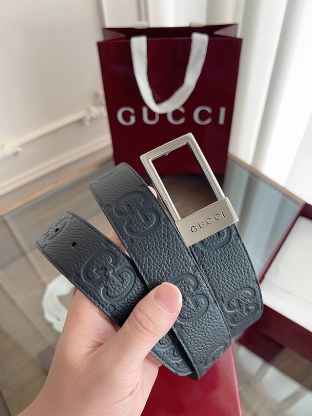 绝美Gucci 方扣男士新款腰帶 專櫃同步 寬3.5厘米 帶身经典压花-拼進口硅胶底黑色 精緻真空電鍍雙G鋼扣 雙面可用 绝美Gucci 方扣男士新款腰帶 專櫃同步 寬3.5厘米 帶身经典压花-拼進口硅胶底黑色 精緻真空電鍍雙G鋼扣 雙面可用