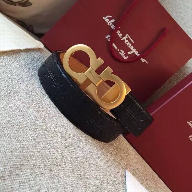 男士必入的质感腰带|菲拉格慕彰显气质的单品,精致8字钢扣材质亮面夹扣,金属扣视觉上设计简而不凡,触觉上舒适细腻,再配上双面头层牛皮黑皮质,足够简约足够精致。3. 男士必入的质感腰带|菲拉格慕彰显气质的单品,精致8字钢扣材质亮面夹扣,金属扣视觉上设计简而不凡,触觉上舒适细腻,再配上双面头层牛皮黑皮质,足够简约足够精致。3.