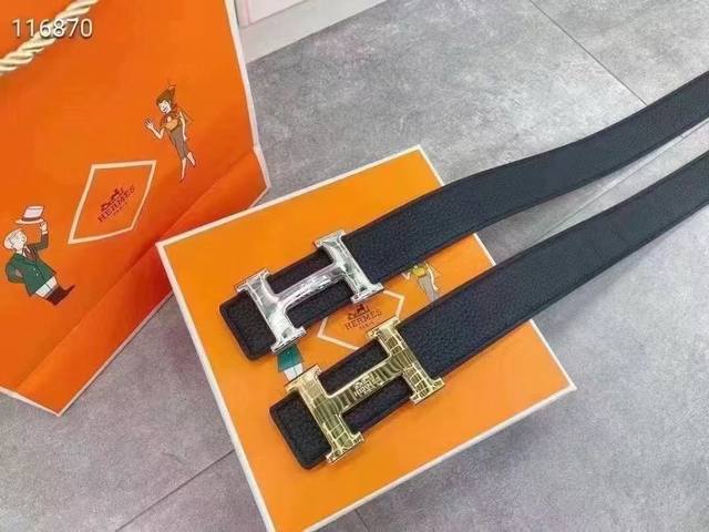 爱马仕这款皮带采用奢华的牛皮材质，独具原创个性且精致不凡。双面可用Gancini金属扣饰的分层构造打造富有趣致的3D立体效果。手工精制而成，打造奢华却又不失现代