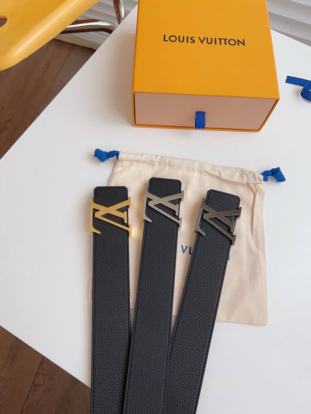 爆款 Lv宽度：4.0Cm新款带身头层牛皮搭配新款精致钢扣，时尚百搭，追求高端 原版的品质，双面可用 一面黑色一面土黄色 品味的体现，休闲高大上！ Iphone