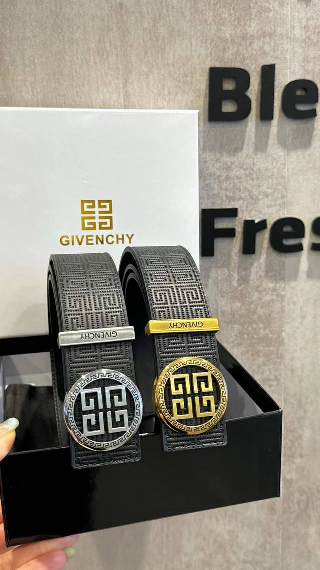 纪梵希这款皮带采用奢华的牛皮材质，独具原创个性且精致不凡。Gancini金属扣饰的分层构造打造富有趣致的3D立体效果。手工精制而成，打造奢华却又不失现代感的外观