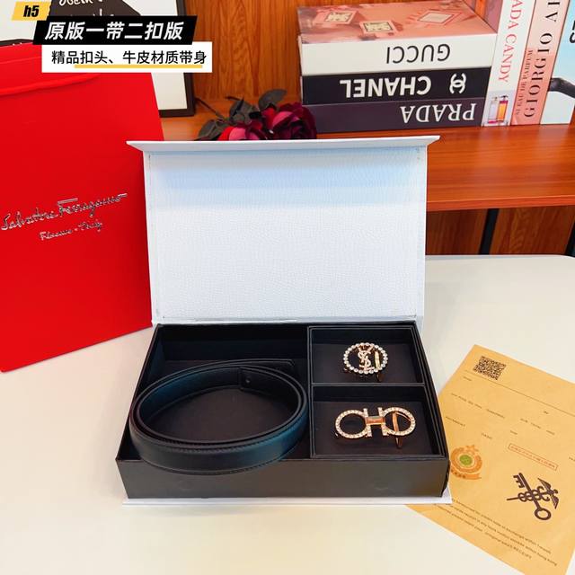 1带1扣 1带2扣 菲拉F家 女款 双扣版 1带2扣 正版开模 此款腰带双面采用原厂牛皮带身，精密电镀标志性五金搭扣 对版专柜。2.5Cm 如需木盒40