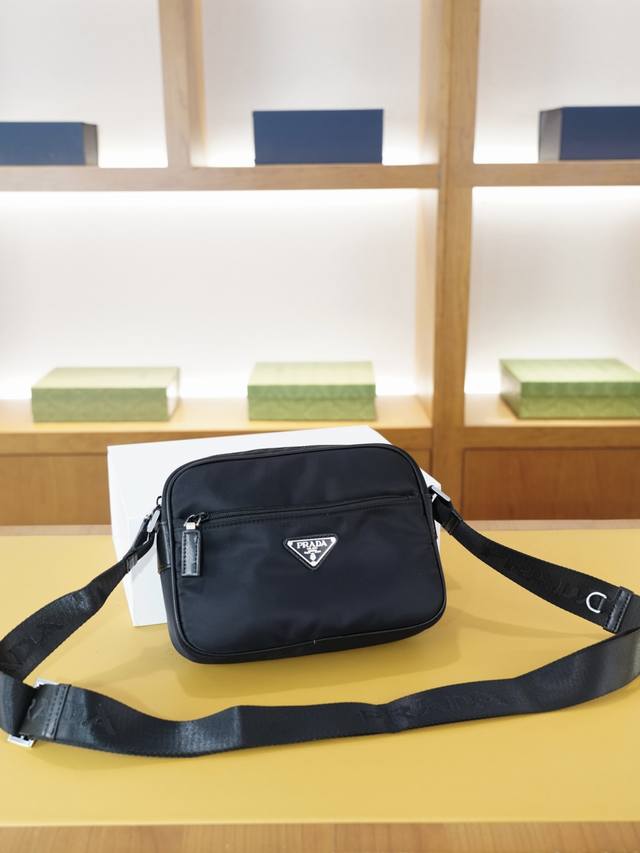 Prada 普拉达 官网同步 高版本 斜挎单肩背包 永恒不过时的标志性产品 纯原单布料 顶级五金制作 非市面普通版本 贸易公司订单货 全部实拍 实用性非常高 完