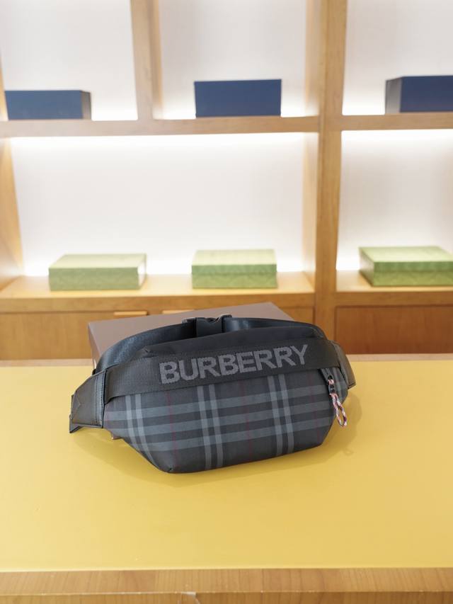 Burberry 巴宝莉 官网同步 高版本 腰包 胸包 永恒不过时的标志性产品 纯原单布料 顶级五金制作 非市面普通版本 今年最爱的款式 全部实拍 实用性非常高