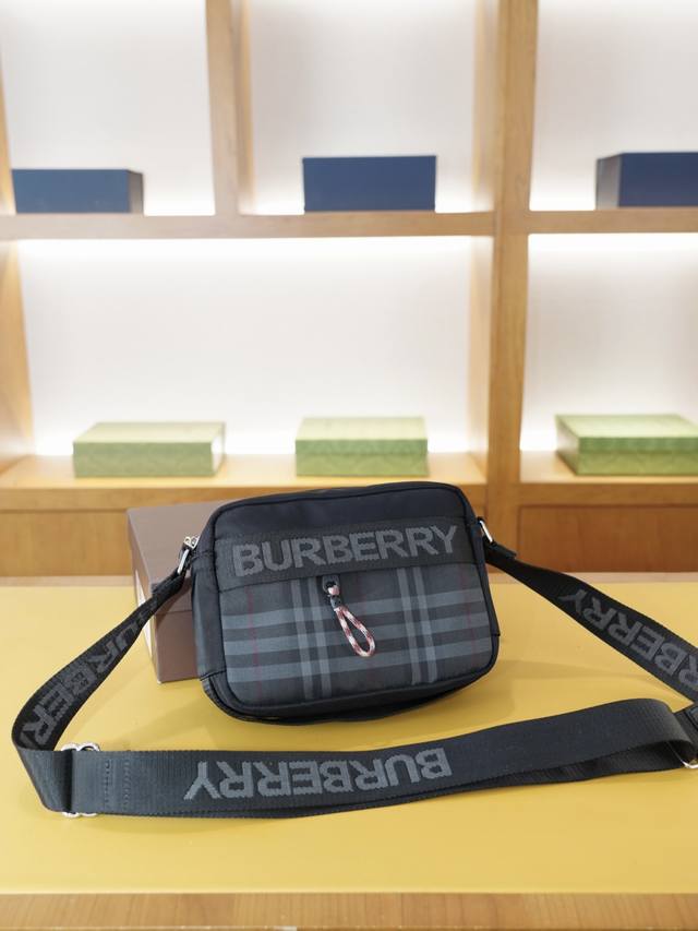 Burberry 巴宝莉 官网同步 高版本 单肩斜挎背包 经典不过时之作 原单布料材质 手感细腻 深度防水耐磨 非市面普通货 低调奢华 完全不浮夸的款式 日常又