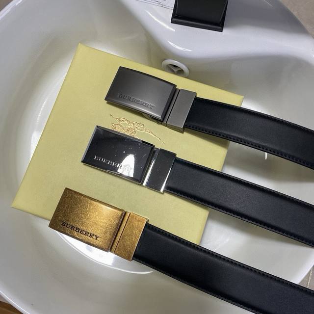 品牌：巴宝莉Burberry 等级：一整张牛皮切割，头层原皮、新款开模。带宽3.5厘米.油边精致 ，实物拍摄无修饰 上身效果超好、.配专柜全套包装.送礼自带首选