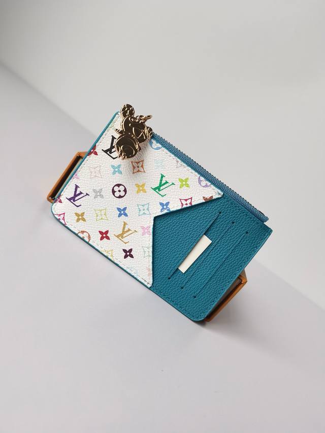 颜色 玫红 绿 兰尺寸 12X8X0.8型号 13800 本款 Romy 卡夹出自路易威登 X 村上隆跨界合作系列，为 Monogram Empreinte 皮