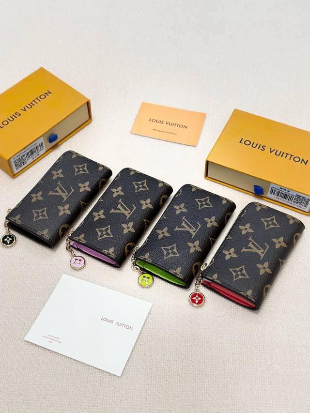 颜色 多色可选尺寸 11X7Damier 帆布小皮包可放零钱和钥匙，放入手袋或衣服口袋轻而易举。钥匙环，钥匙钩可以挂于大部分路易威登手袋配有的D形环上，拉链开合