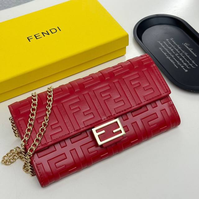 Fendi 621666颜色 棕 红 灰尺寸 19*10.5*3.5Fendi 专柜同步，可肩背专柜品质顶级进口牛皮 海外订制钥匙扣五金 做工油边精湛