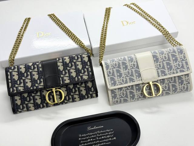 Dior 621665颜色 黑色 白色尺寸 19*10.5*3.5Dior 专柜同步，可肩背专柜品质顶级进口牛皮 海外订制钥匙扣五金 做工油边精湛