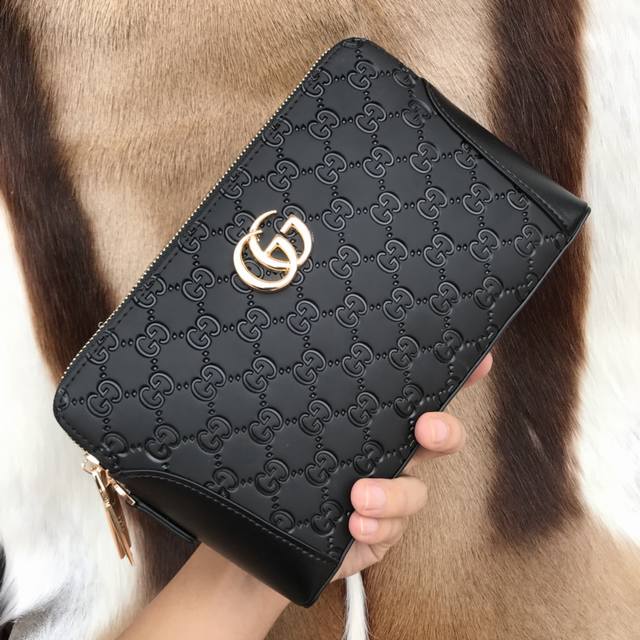 配送盒子 最新 推出 奢華 男手包双拉链，精選皮料中的鉑金-高檔进口牛皮，進口牛皮內襯設計均勻的走線[閃電]超大的內部空間獨特的設計[閃電]時尚高檔簡潔大方 讓