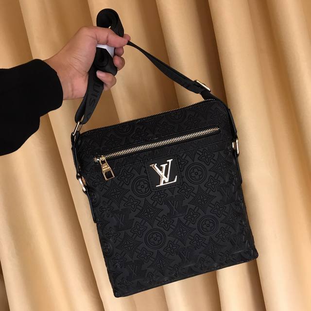 推出 奢華 男包，精選皮料中的鉑金-高檔进口牛皮，進口牛皮內襯設計均勻的走線[閃電]超大的內部空間獨特的設計[閃電]時尚高檔簡潔大方 讓它引領時尚新風潮 規格：