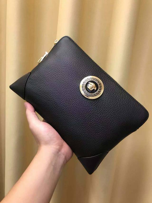 2630年范家最新手包，意大利进口头层牛皮，手感超舒服。配2位数密码锁，牛皮硬皮包角防磨损又不失线条美，拿到绝对让你爱不释手！！！内有6大卡槽、一个拉链格、一个