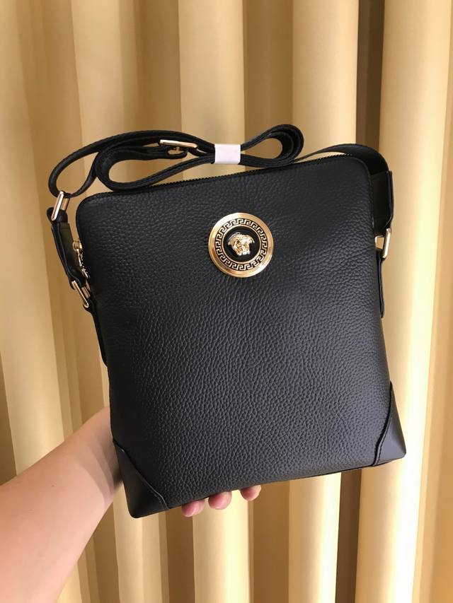 2630年范家最新挎包，意大利进口牛皮，底下包角设计，防磨损又不失线条美，大小适中，不挑身材，范家圆头五金设计，简单又大方，潮男必备，心动不如行动！尺寸26.2