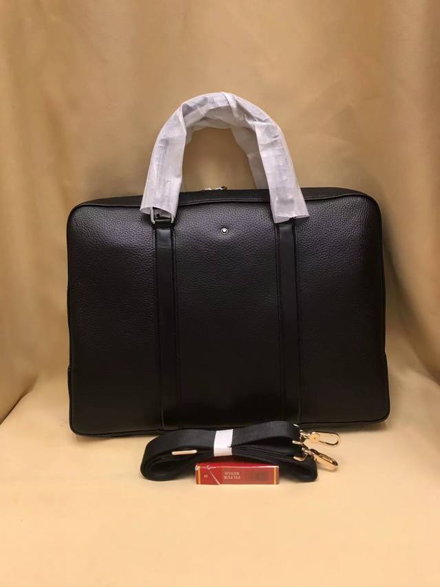 2630年新款公文包隆重登场。选用意大利进口牛皮，做工精细，线条柔和，款式经典，永不过时。肩带挂前后D扣，告别传统做法。空间大，可以轻松容纳您日常用品及文件资料