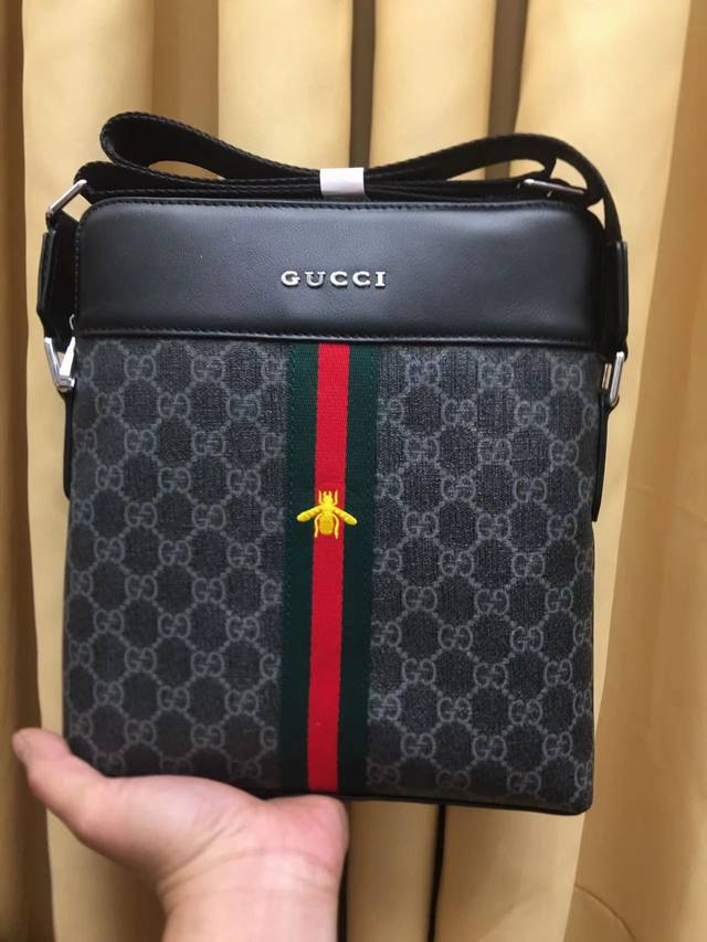 2630年 古奇Gucci 挎包G家最新款，独家首创， 原品版质，做工精细，又一超款爆来款袭！主面料超级耐用，配皮皮质柔软有韧性，时尚简约，拿到即刻有种爱不释手
