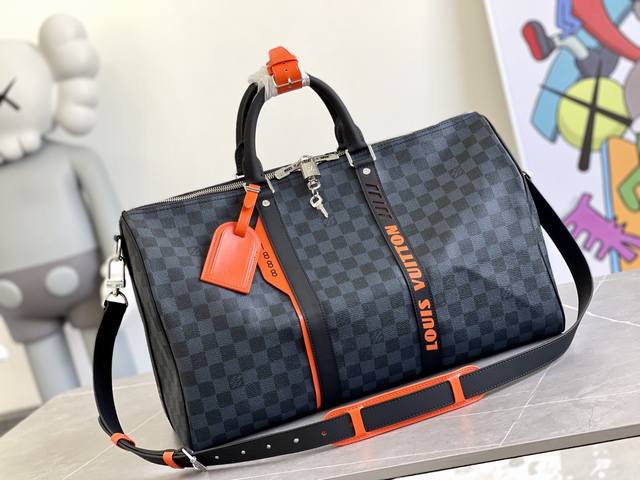 顶级原单 新货调价 N40166 经典 Keepall 旅行袋与 Damier Cobalt 帆布相遇，在浓郁深色和明亮橙色的碰撞中，展露前所未有的运动锋芒。品